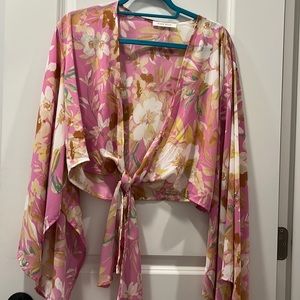 Jack & Georgia (Black Bead) front tie top with flowy sleeves // size medium